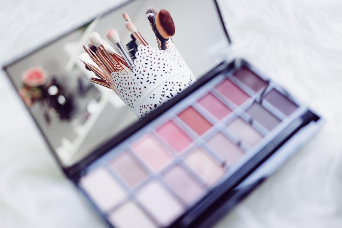 Set de maquillaje profesional y cosméticos