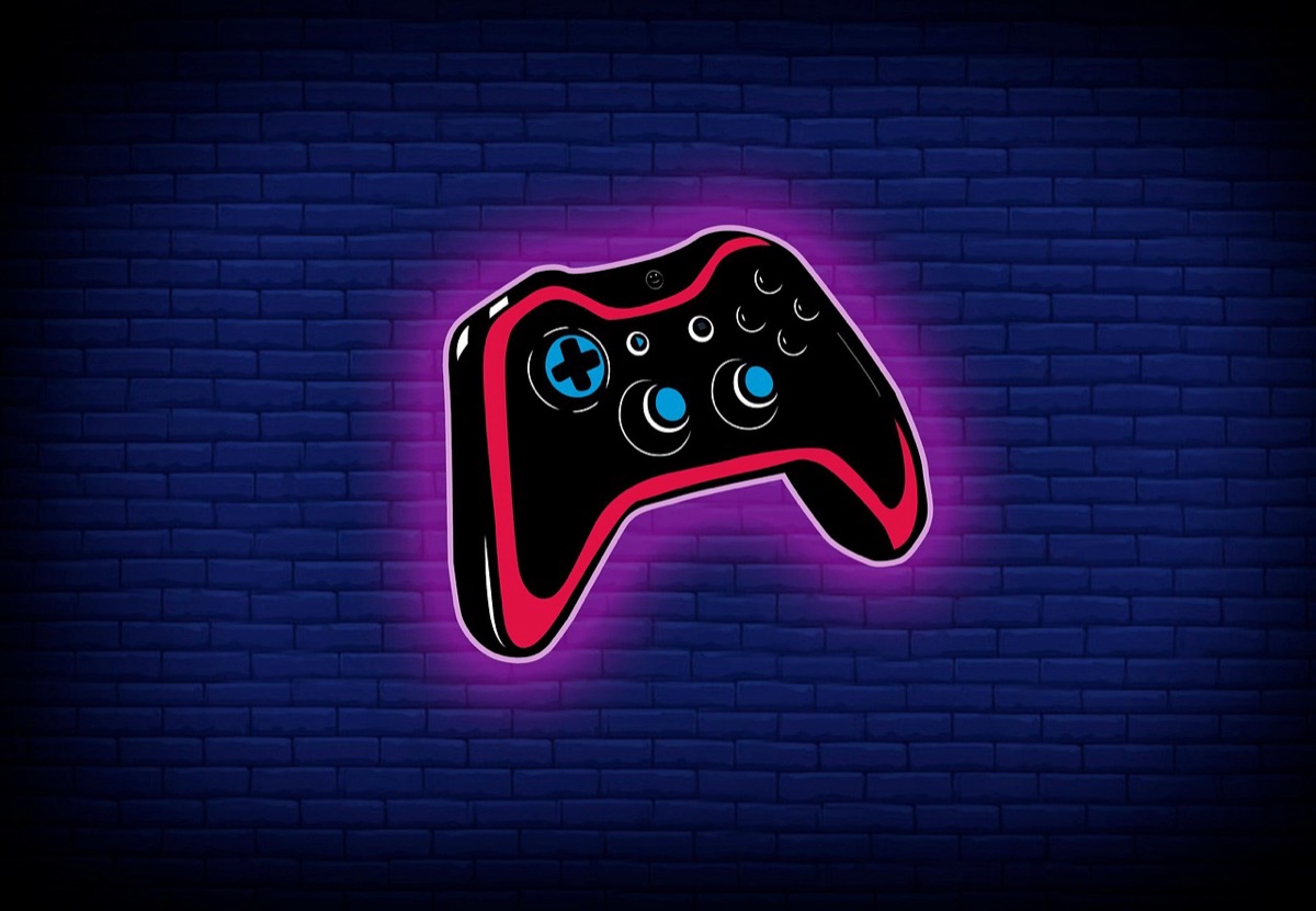 Equipamentos de streaming como controle de videogame e microfone profissional.