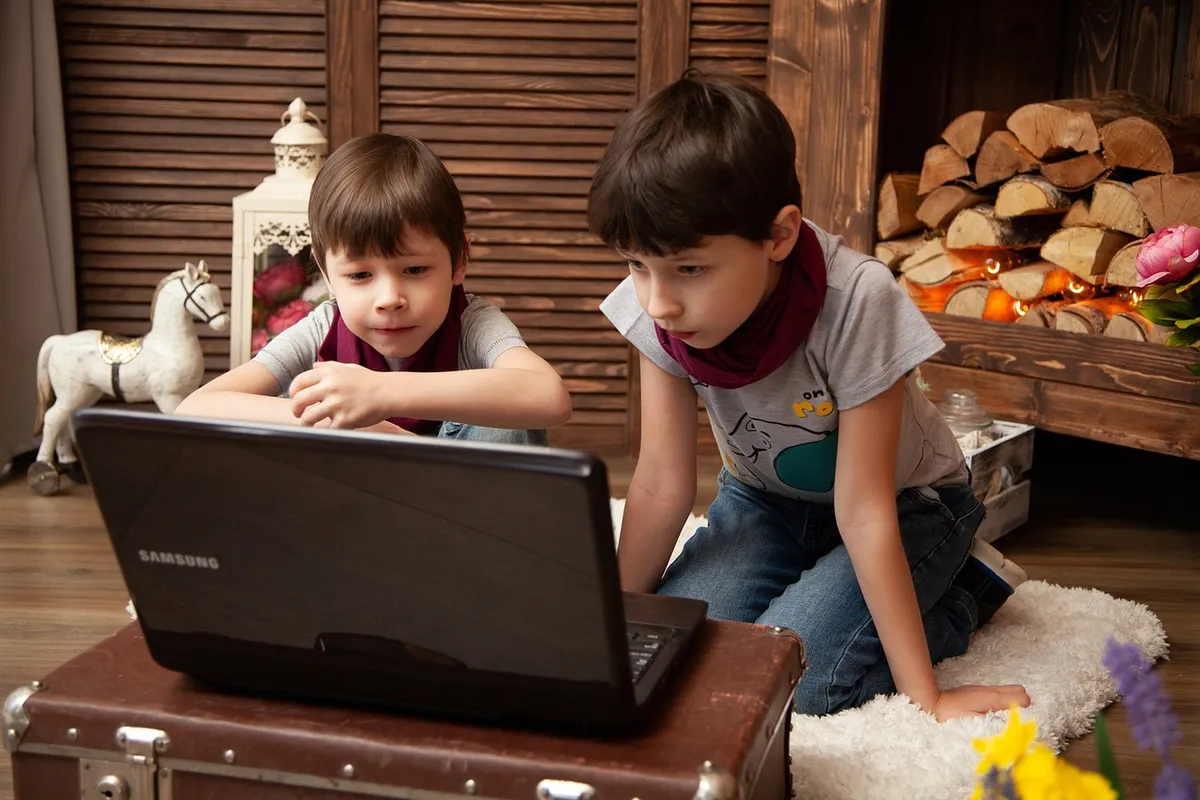 子供、エンタメ、ノートブック、コンピュータ、赤ちゃん、幸せ、家族、遊び、ゲーム、アニメ、ビデオ、YouTube、ハウス、YouTube、YouTube、YouTube、YouTube、YouTube